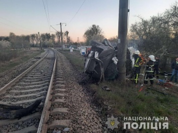 Во Львове легковушка врезалась в электроопору: один погибший, трое пострадали