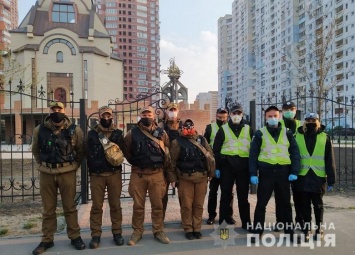Полиция Киева уже заступила на дежурство у культовых сооружений столицы