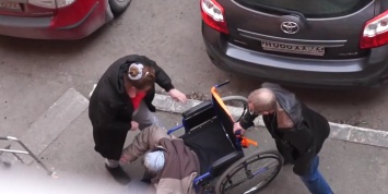 В Тюмени засняли на видео избиение пенсионерки в инвалидной коляске