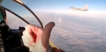 Пилот МиГ-31 в воздухе поздоровался с летчиком F-16 и заснял встречу на видео