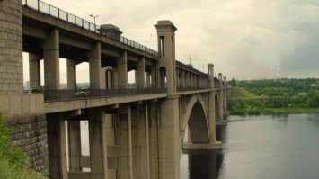 В Запорожье мост Преображенского рушится под колесами автомобилей (ВИДЕО)
