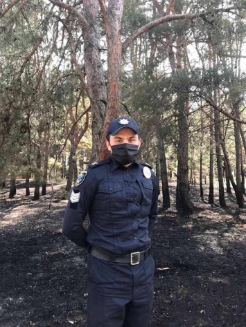 В Днепре будущие полицейские помогли спасти лес от масштабного пожара