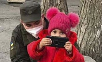 3-летнюю девочку, которую потеряла пьяная бабушка, нашли военные