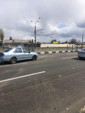 В Харькове девушка устроила эпичное ДТП и снесла забор: фото и видео
