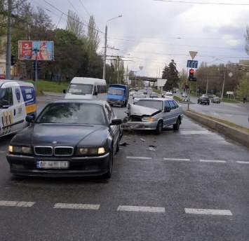 В центре Запорожья ВАЗ врезался в машину, которая притормозила перед пешеходным переходом, - ФОТО