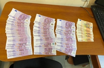 На Харькощине работники таможни не дали украинцу пополнить российский валютный запас