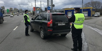 В Подмосковье ГИБДД начала раздавать маски на постах проверки пропусков