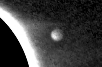 Огромный НЛО зафиксирован спутником NASA во время сканирования Солнца. ВИДЕО