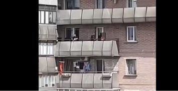 ГСЧС рекомендует, дуреющим от карантина, не жарить шашлыки на балконах и крышах многоквартирных домов, но запретить такие фокусы служба не может
