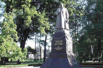 Киевляне просят сохранить памятник Ватутину