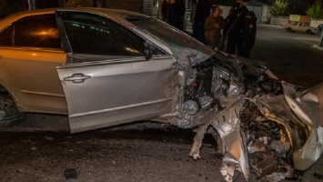Видео жесткого ДТП в Днепре: авто протаранило столб