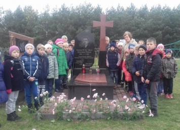 Во Львовской области школьников привели на могилу участника нацистского батальона «Нахтигаль»