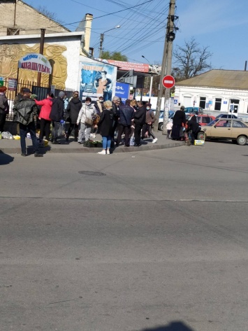 В Мелитополе торгуют возле закрытых рынков (ВИДЕО)