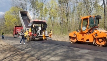 На Буковине завершают ремонт сельской дороги в рамках Большого строительства