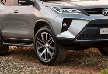 В интернете появились фотографии нового Toyota Fortuner