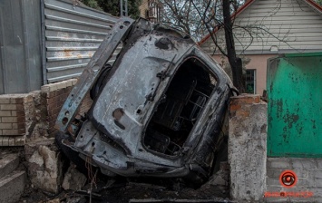 В Днепре автомобиль влетел в забор дома и сгорел