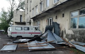Ураган на Закарпатье: сорванные крыши, сломанные деревья, перекрытые дороги (ФОТО, ВИДЕО)