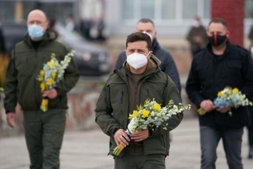 Зеленский и Шмыгаль появились на Чернобыльской АЭС с цветами. Фото