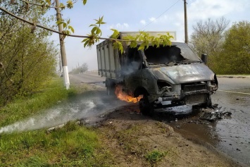 В Купянске на ходу загорелся принадлежащий хлебзаводу грузовик, - ФОТО