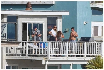 Шарапову с парнем застукали на балконе у друзей. Теперь их обвиняют в нарушении самоизоляции