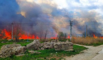 На северо-востоке Феодосии большой пожар (ФОТО, ВИДЕО)