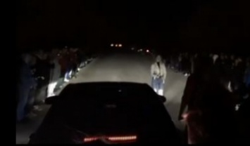 В России на ночных гонках водитель протаранил толпу людей: жуткий момент попал на видео