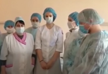 Безоплатный отпуск в пандемию: в Украине распускают медиков, а лечить кто будет