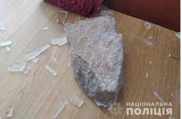 В Киевской области в дом журналиста бросили бутылку с бензином и пообещали, что в следующий раз будет "зажигательно". Фото