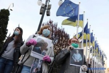 Родные пленных на Донбассе митинговали под ОП