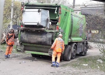 «Вытряхнули пакет и покормили собаку»: жители проспекта Мазепы в восторге от своих коммунальщиков