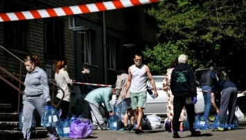 Коронавирус в Запорожье: волонтеры привезли продукты в изолированное общежитие