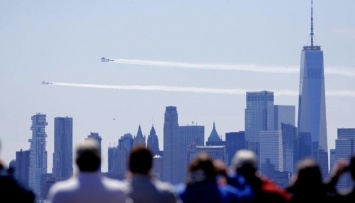 Американские пилоты отсалютовали врачам в небе Нью-Йорка и Филадельфии