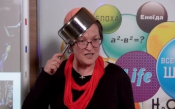 На онлайн-уроке учитель надела кастрюлю на голову (видео)