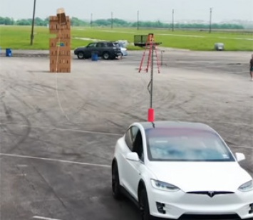 Tesla Model X сыграла в огромную настольную игру