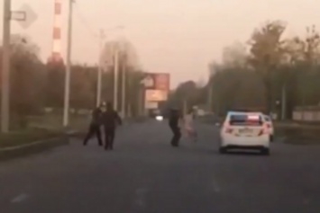 Появилось полное видео задержания неадекватной с головой ребенка в руках в Харькове