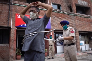 Полицейские в Индии отлавливают нарушителей карантина гигантскими щипцами (видео)