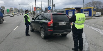 Более 20 водителей оштрафовали за использование пропуска из СМИ