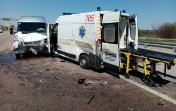 Чуть не угробил медиков: под Киевом пьяный водитель скорой устроил ДТП