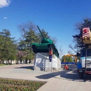 Изуродованный изумрудной краской танк опять перекрашивают, - СОЦСЕТИ