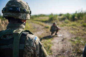 Украинские военные на Донбассе уничтожили авто с боеприпасами боевиков