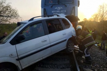 Трагедия на переезде: поезд протаранил авто, 2 погибших