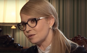 Кожаный диван, короткая юбочка и туфельки: Юлия Тимошенко блеснула стройностью ножек по всей длине. Фото без скромности