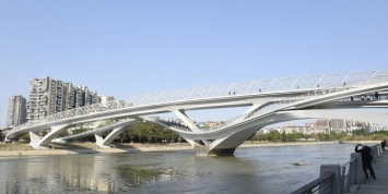 Самый необычный мост открыли в Китае (видео)