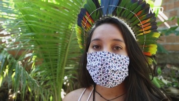 Маски вместо украшений: бразильские аборигены нашли работу на время карантина (видео)