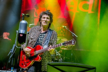 Гитарист The Rolling Stones начал продавать портреты своих коллег по группе