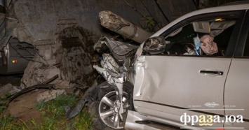В Днепре "пьяный" Lexus снес столб и врезался в забор