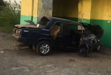 Авария под Днепром: автомобиль влетел в остановку, есть пострадавший