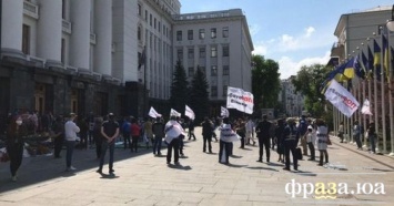 Под окнами Зеленского протестовали недовольные карантином предприниматели