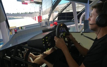 Американскому автогонщику дочка помешала выиграть гонку в виртуальном формате (ФОТО)
