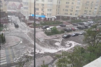 В Киеве прошел сильный ливень с градом